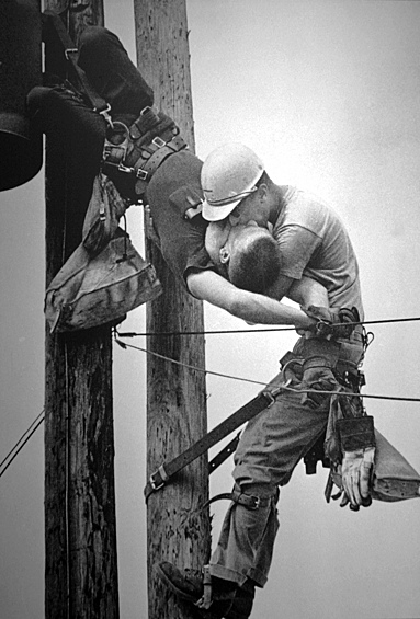 Один рабочий спасает другого после удара током, 1968