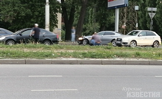 В Курске столкнулись автомобили «Шкода» и «БМВ»