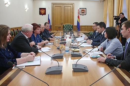 Губернатор Калининградской области встретился с лидерами фракций областной думы