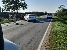 Пролетел 20 метров и упал в канаву: под Зеленоградском мотоциклист врезался в поворачивающий автомобиль (видео)