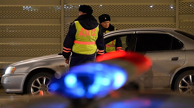 BMW из свадебного картежа попала в ДТП в Москве и перевернулась
