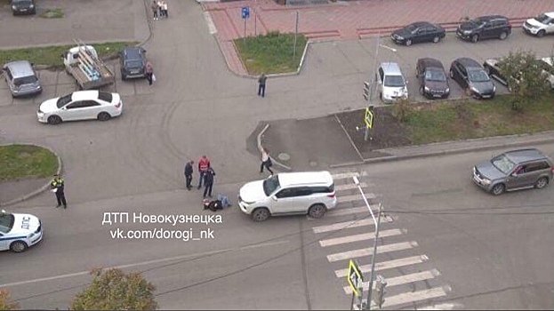 Соцсети: автомобиль сбил женщину на пешеходном переходе в Новокузнецке