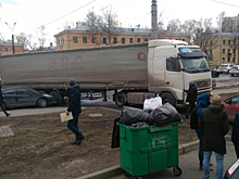 Наехавшая на автомобиль фура стала причиной затора движения в Санкт‐Петербурге