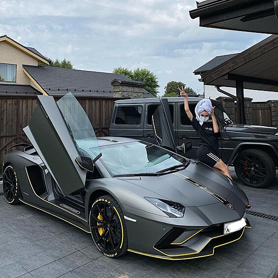 Настя Ивлеева приобрела «автомобиль мечты» Lamborghini Aventador в июле прошлого года. Покупка машины обошлась ей в 23 миллиона рублей.