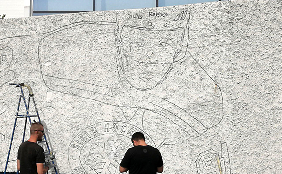 Владимира Тарасенко в форме ХК «Сибирь» рисуют на стене у ЛДС