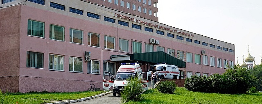В Омске из окна закрытой на карантин больницы выпал пациент