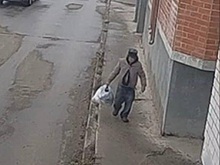 В Курске ищут мужчину, подозреваемого в краже барсетки