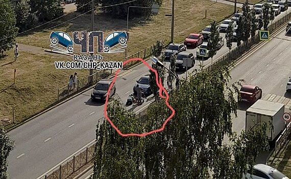 В Казани автомобиль наехал на мать с двумя детьми на пешеходном переходе