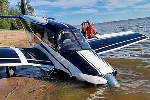 Самолет c неисправным двигателем вынужденно сел на пляже Финского залива