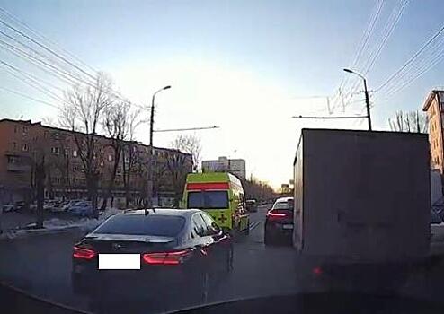 Во Владивостоке злостную нарушительницу ПДД нашли по размещенному в соцсетях видео