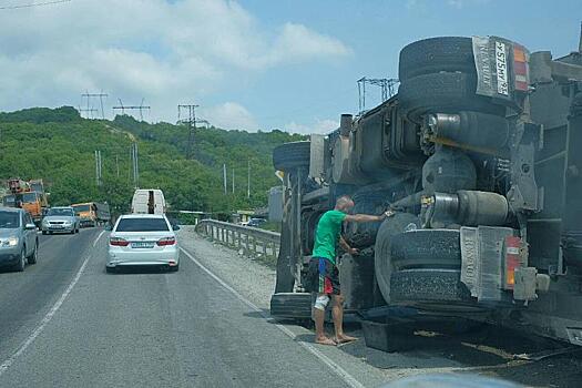 Большегруз опрокинулся под Новороссийском