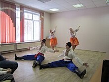 Участники народного ансамбля танца «Аленушка» выступили на концерте в местной библиотеке