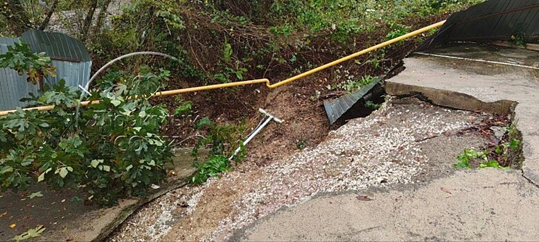 Оползень разрушил дорогу в Сочи
