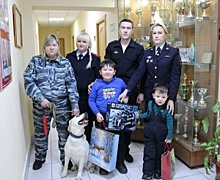 Транспортные полицейские Южного Урала в рамках «Елки желаний» исполнили мечту 8-летнего Дениса, который очень любит мультфильмы про полицейских