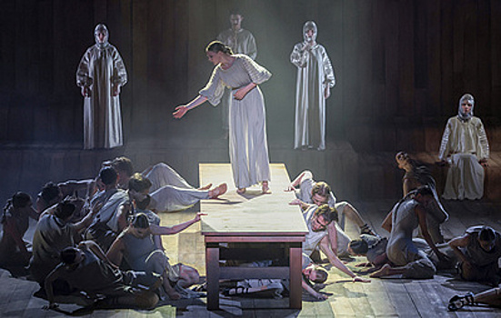 Луч света в “Новой опере”: Катерина из пьесы “Гроза” затанцевала под музыку Стравинского