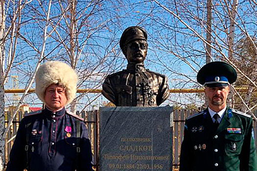 На улице Чапаева поставили памятник его убийце