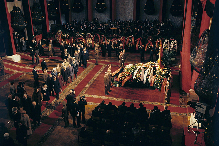 Гроб с телом Генерального секретаря КПСС Леонида Ильича Брежнева в Колонном зале Дома союзов.
