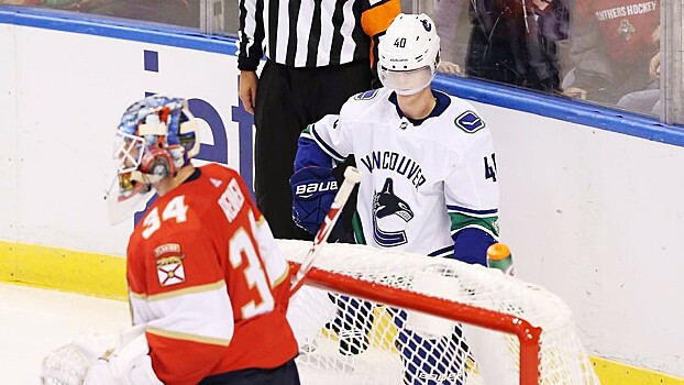 Новичка НХЛ воткнули в лед приемом из ММА. Он смог подняться на ноги не с первой попытки