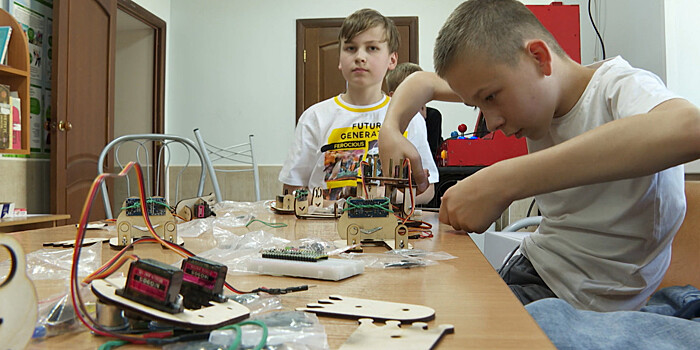 Собрать робота-лягушку за смену: отряд юных инженеров появился в лагере в Ленобласти