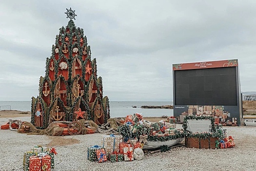 В Крыму зажглась Морская елка из лодок и якорей