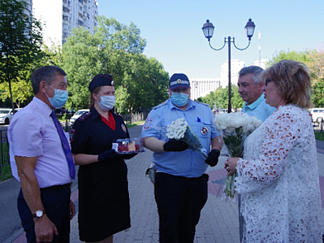 Член общественного совета УВД по ЮВАО и сотрудники ГИБДД поздравили майора милиции в отставке и ее мужа с Днём семьи, любви и верности