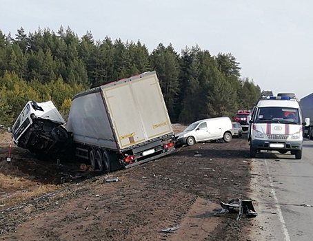 Пять автомобилей столкнулись на трассе в Удмуртии