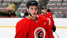 «Не верил, что передо мной лежит контракт с клубом НХЛ». 18-летний сибиряк покоряет Канаду
