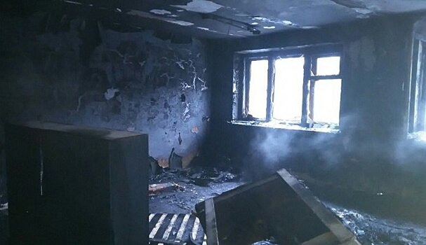 В здании бывшего общежития речного училища произошел пожар