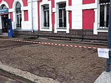 Тротуар у здания железнодорожного вокзала начали ремонтировать в Вологде