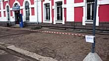Тротуар у здания железнодорожного вокзала начали ремонтировать в Вологде