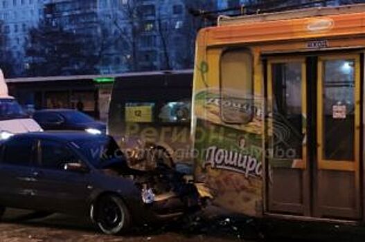 В Челябинске водитель на иномарке врезался в троллейбус