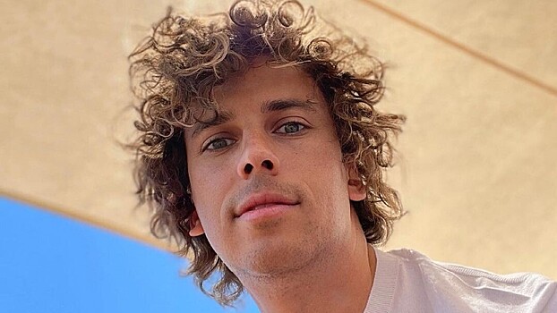 Футуристичные скульптуры и башня: Галкин показал осенний ландшафт замка