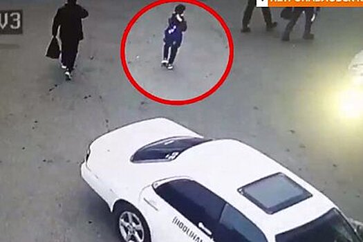 Россиянин на иномарке дважды переехал присевшего поправить кроссовку ребенка