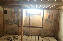 Псковские реставраторы открыли новые фрагменты фресок в монастырском храме XIV века
