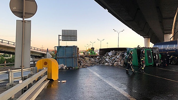 Грузовики столкнулись с бензовозом и мусоровозом в Москве: кадры с места ДТП