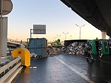 Грузовики столкнулись с бензовозом и мусоровозом в Москве: кадры с места ДТП