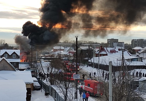 Пожарные в Новосибирске потушили горящую цистерну с бензином