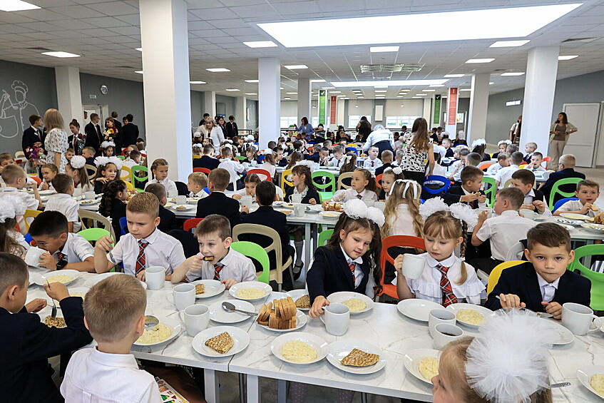 Школьники во время обеда в День знаний в школе №9 в Волгограде