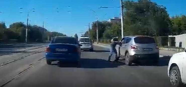 Конфликт водителей в Заводском районе Саратова попал на видео