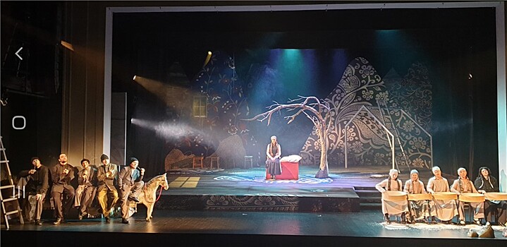 С неба упали три яблока. Это про жизнь