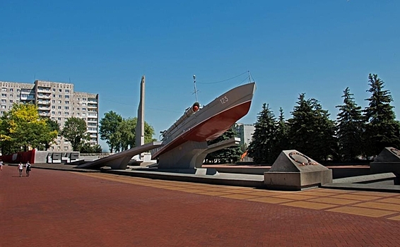 На гребне волны - памятник морякам-балтийцам в Калининграде