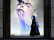 Британский художник украсил витрины магазина портретами из ткани.