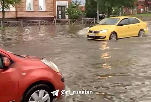 Улицы российского города ушли под воду из-за ливней