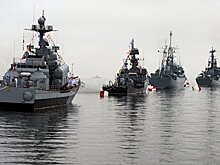 Во Владивостоке в День ВМФ показали высадку морского десанта и БТР-82А