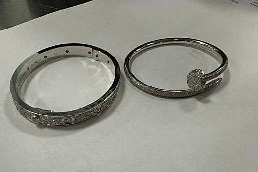 Россиянин вернулся на родину с люксовыми украшениями в носках и нарвался на уголовное дело