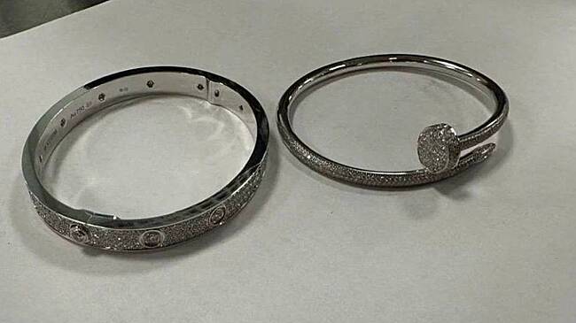 Россиянин вернулся на родину с люксовыми украшениями в носках и нарвался на уголовное дело