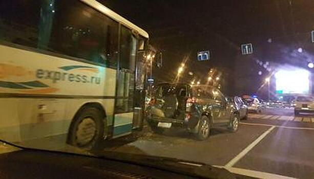 В Калининграде на остановке у ТЦ "Плаза" пассажирский автобус врезался в легковушку