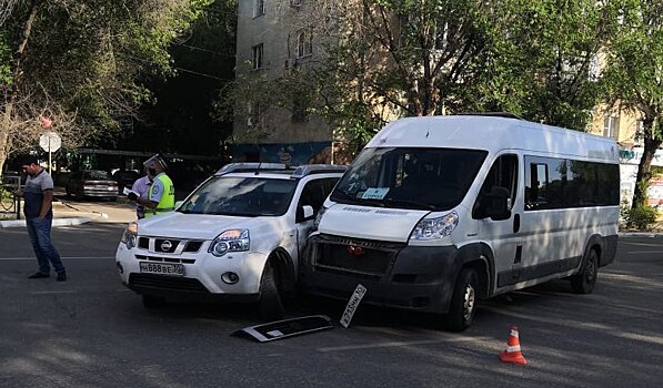 В Астрахани столкнулись легковушка и газель