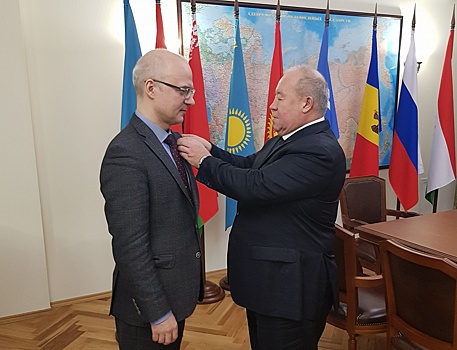 Декана Губкинского университета награди медалью СНГ