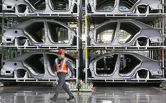 Toyota останавливает 11 заводов из-за новой вспышки коронавируса